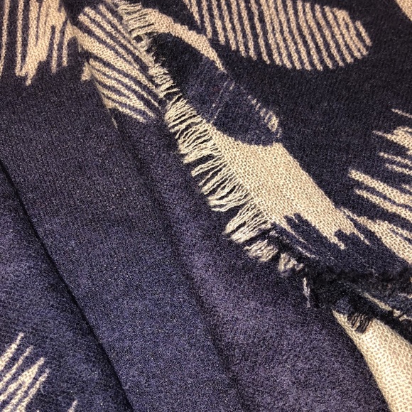 Yarnz scarf 28.5”x43” - Picture 11 of 11